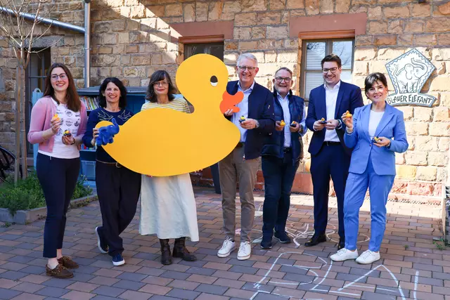 Übergabe des quietschgelben Rennenten-"Staffelstabs": Der Lions Club Herxheim/Landau übernimmt 2025 erstmals die Organisation des Benefizrennens anstelle des Kinderschutzbunds | Foto: Kinderschutzbund Landau SÜW