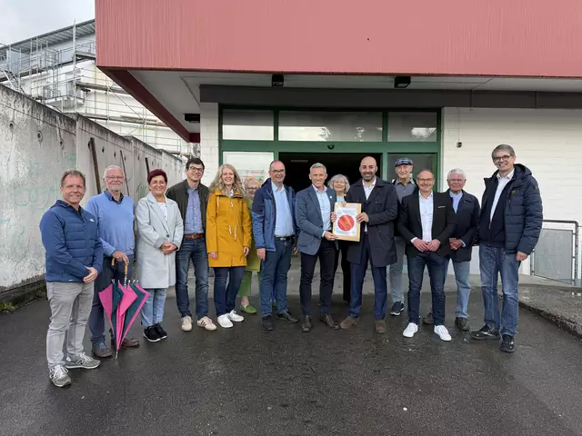 Zu dem freudigen Ereignis der Übergabe des roten Punktes durch Landrat Ralf Leßmeister an Stadtbürgermeister Mattia De Fazio waren auch der Bürgermeister der Verbandsgemeinde Landstuhl Dr. Peter Degenhardt und die Paten des Projekts anwesend.
| Foto: Kreisverwaltung Kaiserslautern - Reiner Voß