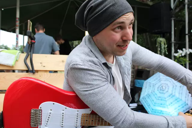 Beim Reparieren | Foto: Michaela Bodes