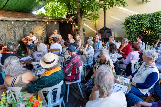Ein rappelvoller Hof mit interessierten Gästen | Foto: Johann-Peter Melder