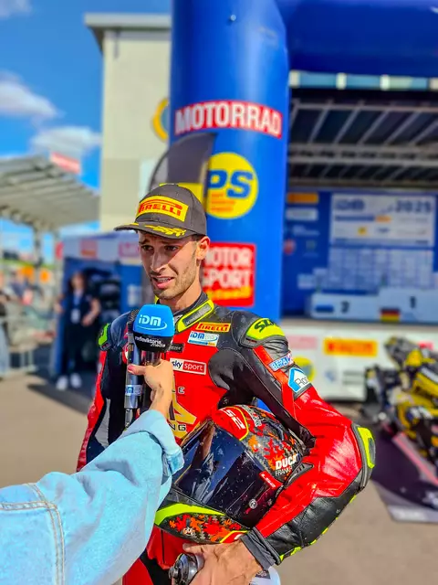 Lukas Tulovic beim Siegerinterview in Oschersleben | Foto: Marcel Uhlmann