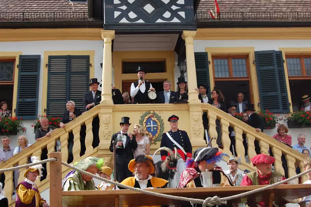 Die historische Geißbockversteigerung findet auch 2025 traditionell wieder am Pfingstdienstag, 10. Juni, in Deidesheim statt. | Foto: Tourist Service GmbH Deidesheim