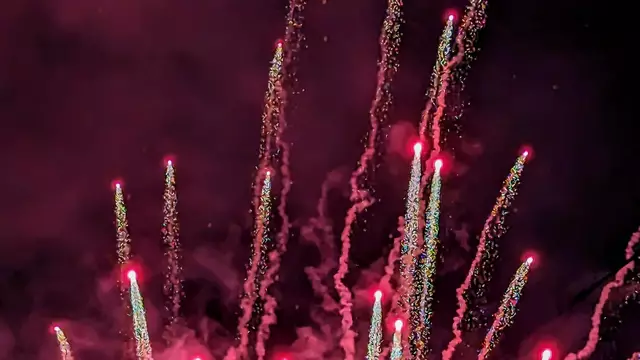 Unbekannte zündeten offenbar großflächig Pyrotechnik und Feuerwerkskörper | Foto: Heike Schwitalla