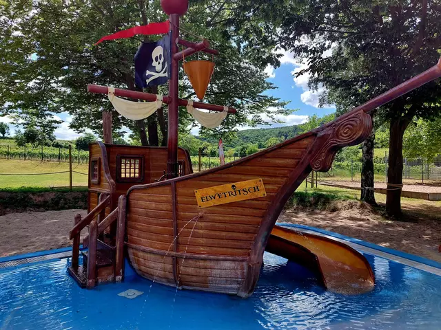 Neues Highlight im Kinderbereich: Das neue Piratenschiff Elwetritsch | Foto: Tourist Service Deidesheim