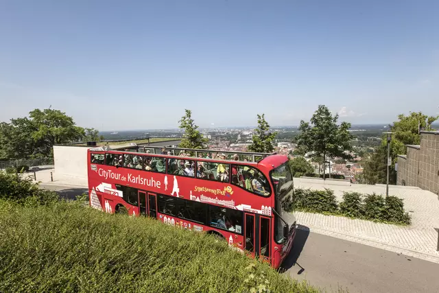 Mit dem roten Doppeldeckerbus geht es auf den Durlacher Turmberg.  | Foto: KTG Karlsruhe Tourismus GmbH, Andrea Fabry 