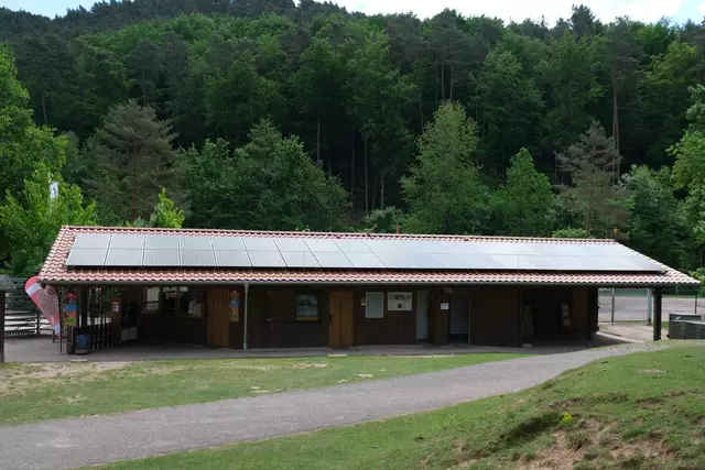 Die Anlage auf dem Dach des Verwaltungsgebäudes – auch auf der gegenüberliegenden Dachseite ist alles voll mit PV-Modulen. | Foto: KV SÜW