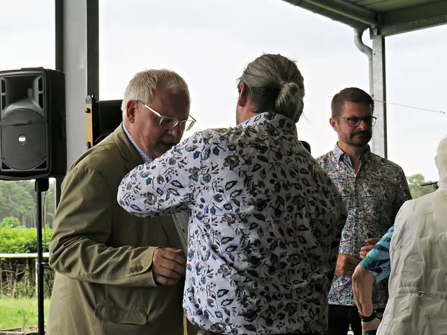 Hans-Ulrich Ihlenfeld bekam die Urkunde für seine Mutter | Foto: Brigitte Melder
