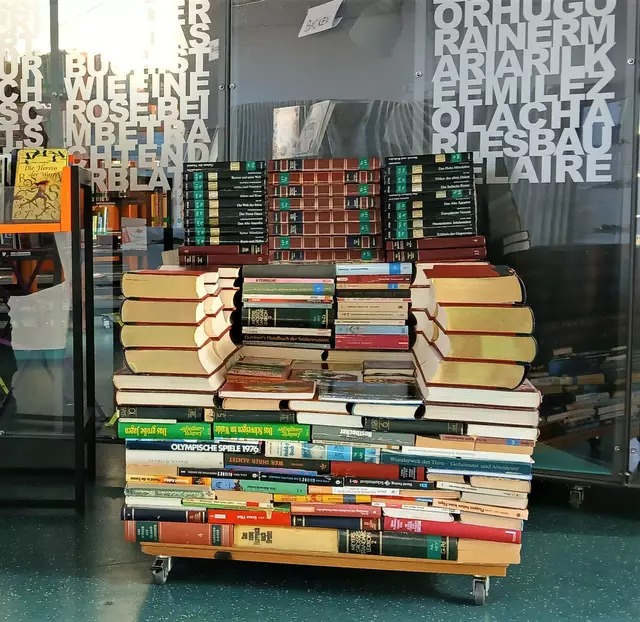 Der Büchersessel, ein einladendes Requisit am Eingang zur Bücherei Hauenstein. | Foto: W. G. Stähle