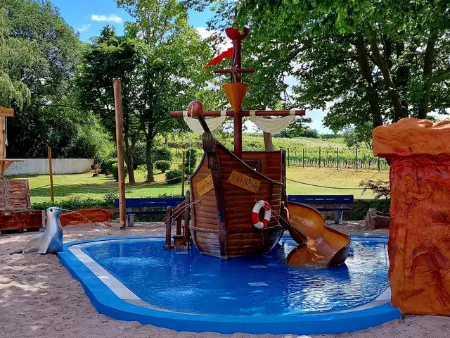 Der neu gestaltete Kleinkindbereich lädt mit dem Piratenschiff zum Planschen ein. | Foto: Tourist Service Deidesheim