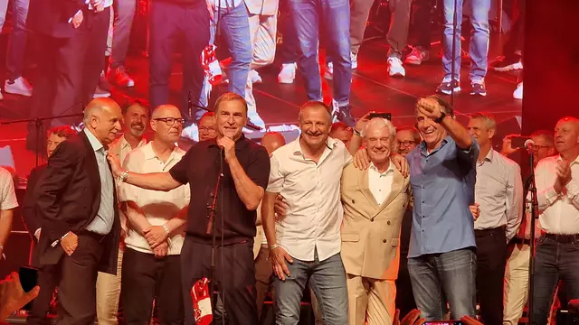 Stefan Kuntz, Kapitän der 91er-Meistermannschaft und heutiger Sportvorstand des Hamburger SV, hatte sichtlich Spaß mit seinen Jungs und stellte seine Mitspieler unter tosendem Applaus noch einmal der Reihe nach vor in der Fanhalle | Foto: Ralf Vester