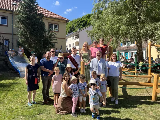 Gruppenfoto auf dem neuen Spielplatz Meisental. | Foto: Stadt Neustadt