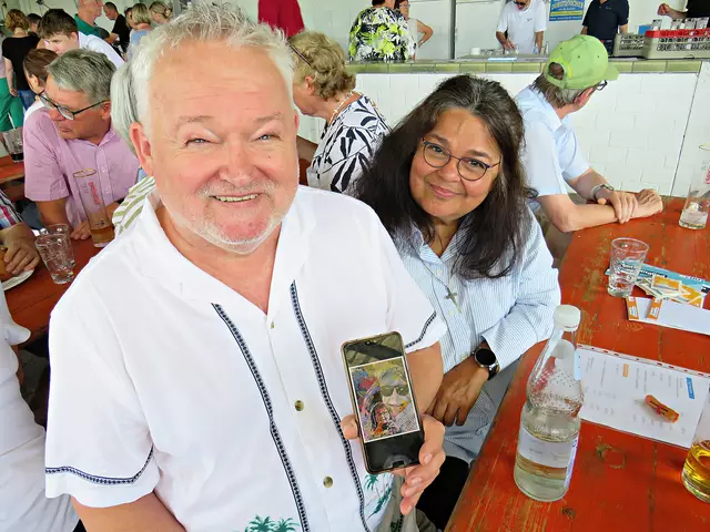 Künstler Herrmann Kaiser aus Esthal mit meinem abgewandelten Portrait (mit seiner brasilianischen Frau) | Foto: Brigitte Melder