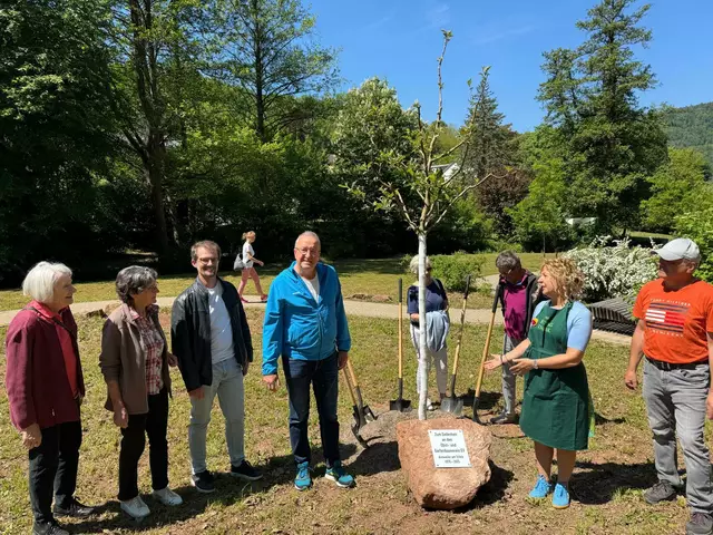 Erfolgreiche Baumpflanzung | Foto: Stadt Annweiler