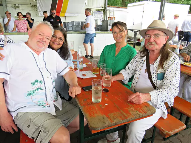 Künstler Willie Hoffelder und Herrmann Kaiser mit ihrer weiblichen Begleitung | Foto: Brigitte Melder
