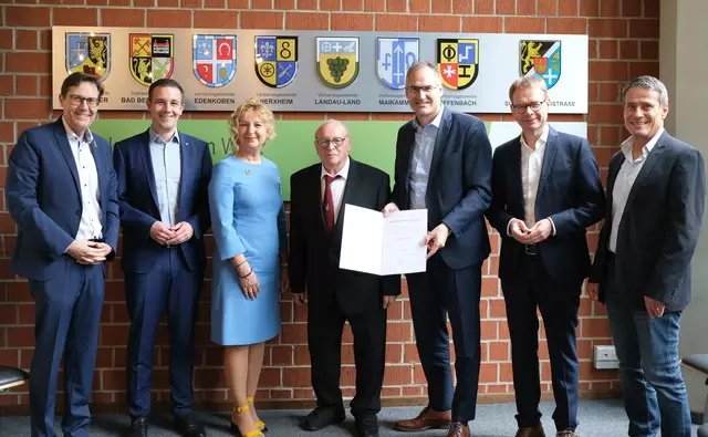 Edwin Anton (Mitte) im Kreis der Gratulanten bei der Ehrungsfeier im Kreishaus | Foto: KV SÜW