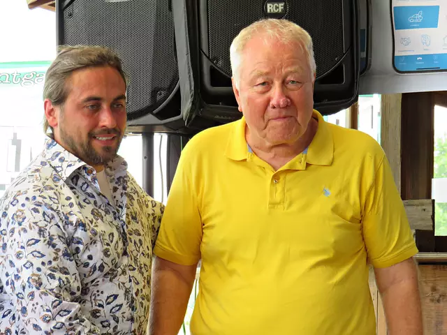 Hans-Joachim Cörper bekam eine Ehrennadel | Foto: Brigitte Melder