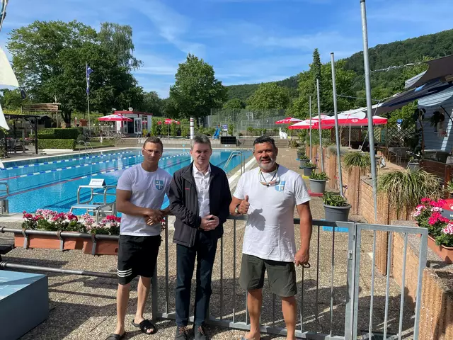 Stadtbürgermeister Dieter Dörr freut sich mit Schwimmmeister Andy Bories und Team über die Freibaderöffnung mit dem neu gestalteten Piratenschiffbereich.
 | Foto: Tourist Service Deidesheim