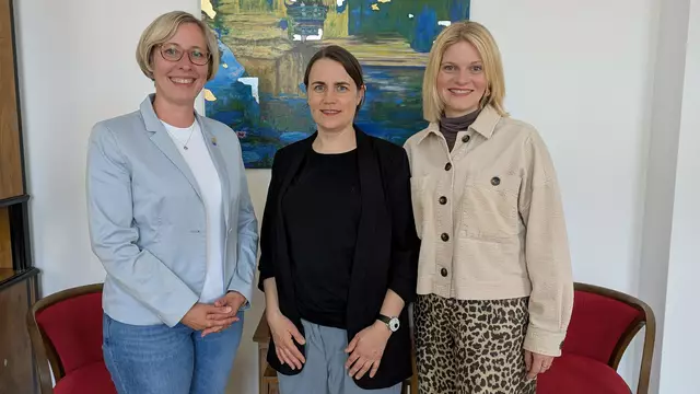 Von links: Oberbürgermeisterin Stefanie Seiler, Christiane Warta, Charline Gorzolla | Foto: Stadt Speyer