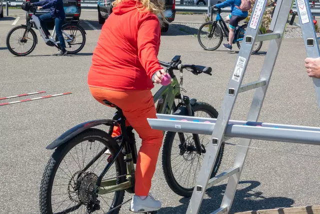 Einhändig fahren, Ball aufnehmen | Foto: Gerhard Öfner