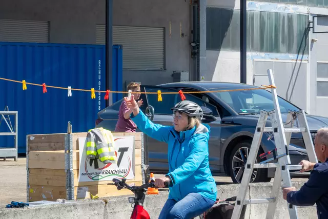 Einhändig fahren, Wäscheklammer abnehmen | Foto: Gerhard Öfner