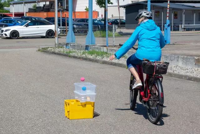 Einhändig fahren, Ball ablegen | Foto: Gerhard Öfner