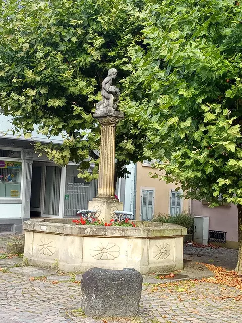 Der Hutmacherbrunnen schmückt den Marktplatz | Foto: Anja Stemler