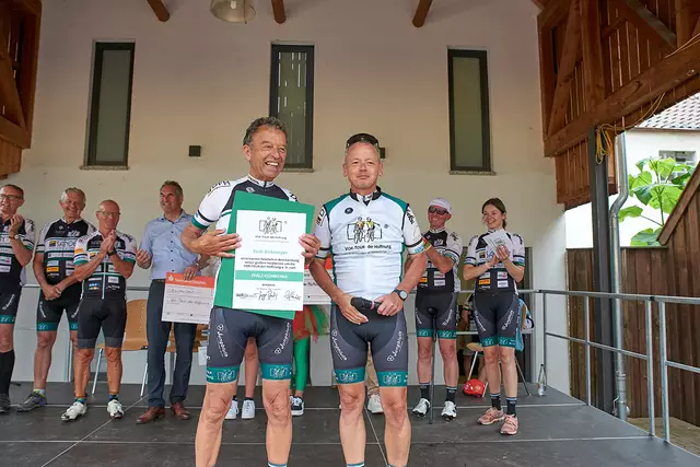 Vorsitzender Bernhard Sommer "verpflichtet" Rudi Birkmeyer zum Kümmerer der Pfalz | Foto: Dieter Hammann