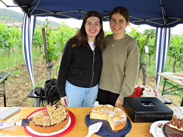 Die beiden Abiturientinnen aus der MSS12 verkauften Kuchen | Foto: Brigitte Melder