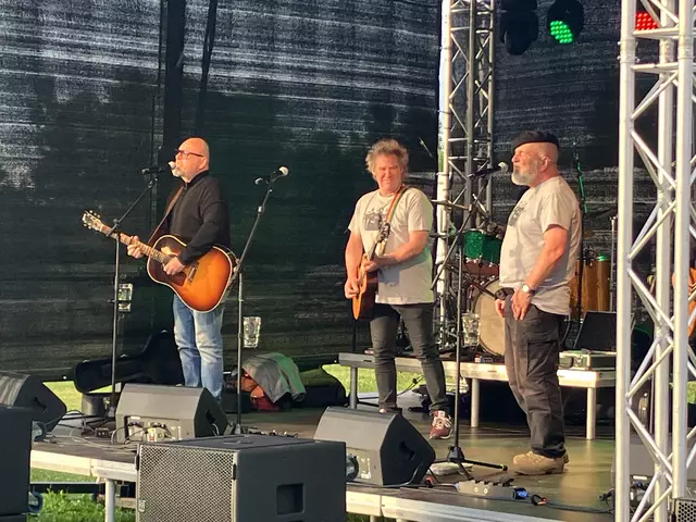 Die Anonyme Giddarischde spielten zum Start "Here comes the sun" von den Beatles. | Foto: Foto: Bohlander