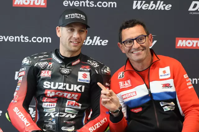 Stolz zeigt Teamchef Damien Saulnier auf seinen Piloten Gregg Black der die Pole Position holte | Foto: moto - foto