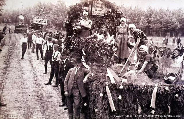 Spargelfest 1925 Dudenhofen: 
Festwagen: “Spargel und Kilianswein soll unsere Zukunft sein“ | Foto: © www.VHGD.de [RL-19110 / A.Barth / VOBA-85 / Repro: cke.]