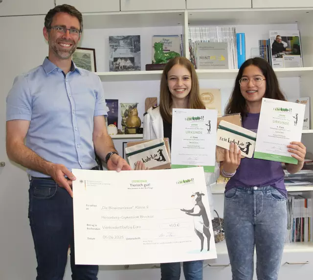 Laetitia Riffel, Mariella Hans und Schulleiter Manuel Sexauer (von rechts) | Foto: HBG