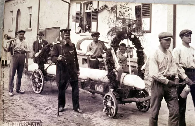 Spargelfest 1925 Dudenhofen:
Festwagen des MGV-Cäcilia: "Der Spargel der Zukunft"
Riesenspargel mit Polizeidiener Lorenz Beck mit Hellebarde | Foto: © www.VHGD.de [RL-005280 / A. Barth / VOBA-83 / Repro: cke.]