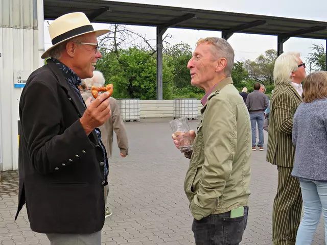 Norbert Wohninsland (Partner von Susanne Weber und Herr "Gutzum") mit Opernsänger Udo Blank | Foto: Brigitte Melder