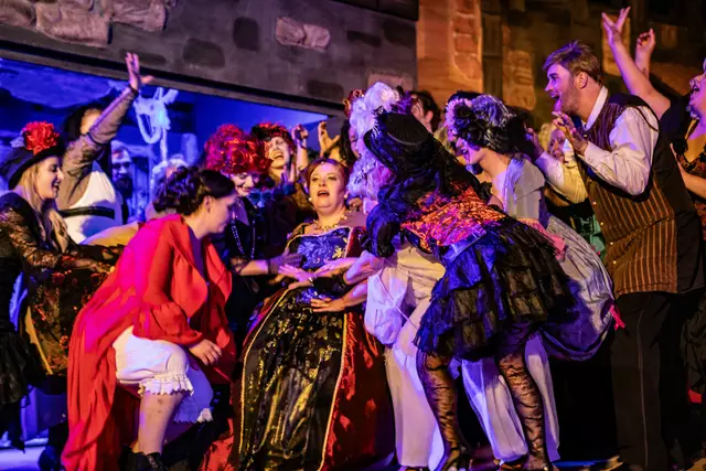 Es geht Mrs. Hawkings an den Hals  | Foto: Wolfgang Neuberth