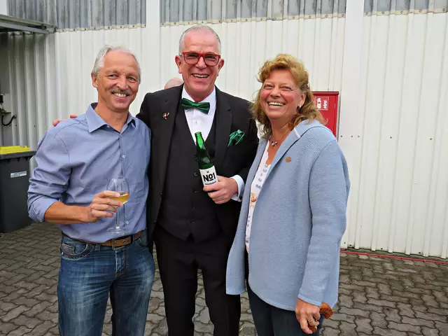 Gut gelauntes Ehepaar Weber rahmt Rainer ein | Foto: Brigitte Melder