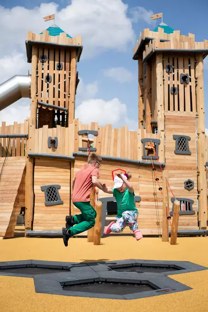 Hüpfen und Springen auf den Minitrampolinen  | Foto: Robert Bachmann