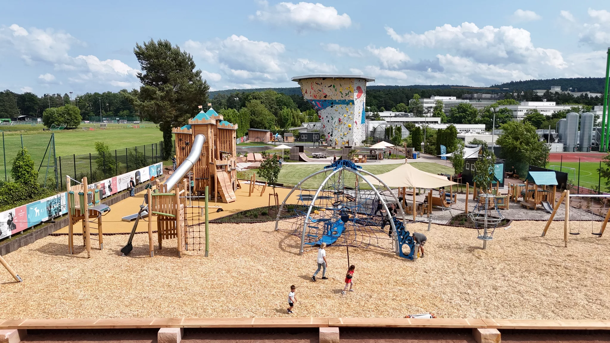 Rutschen, Toben, Klettern – Abenteuerspielplatz „Kitzland“ der ...