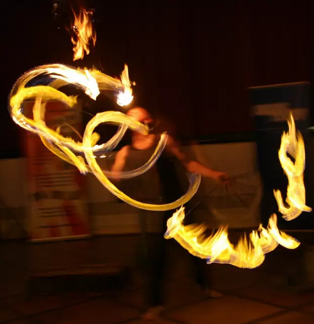 Flammenjongleure und Feuerkünstler verwandeln den Neustadter Marktplatz in ein magisches Lichtermeer. | Foto: Rudolf Klotz