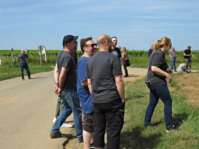 Beobachtung der Ernte von der Straße aus | Foto: Brigitte Melder
