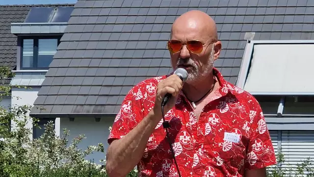 Musiker Willi Brausch gab eigens ein Lied über den "Fliegenden Wickinger" zum Besten | Foto: Ralf Vester 