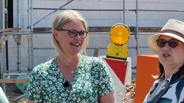 Veronica Hellström im Gespräch mit Sepp Stabels Ehefrau Annegret | Foto: Ralf Vester 