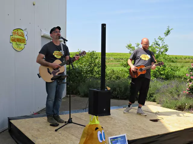 Heute an der Gitarre, der Bassist Christoph Erbach und am U-Bass der Schlagzeuger Alex Franken | Foto: Brigitte Melder