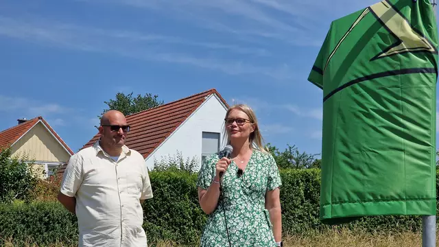 Veronica Hellström bedankte sich sehr beim Morlauterer Ortsvorsteher Alexander Lenz für diese hohe Auszeichnung | Foto: Ralf Vester 