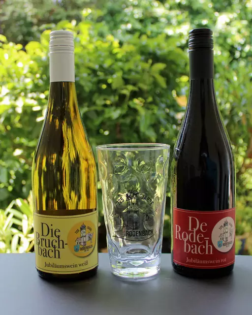 Die Jubiläumsweine und das Dubbeglas | Foto: Monika Klein