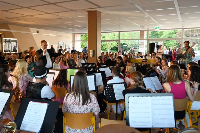 Christoph Schuster dirigiert das Schulorchester | Foto: Sickingen-Gymnasium Landstuhl