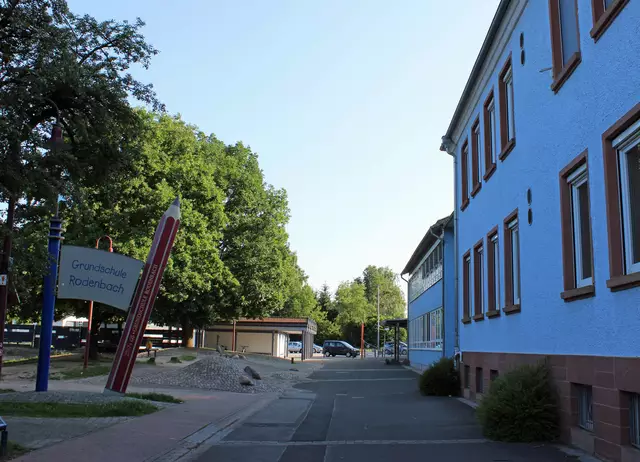 Blick vom Keltenplatz zum Dorfplatz: Das gesamte Areal dient als Veranstaltungsfläche | Foto: Monika Klein