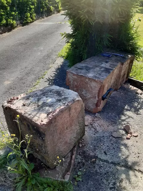 Der am Boden liegende Sandsteinpfosten | Foto: Privat