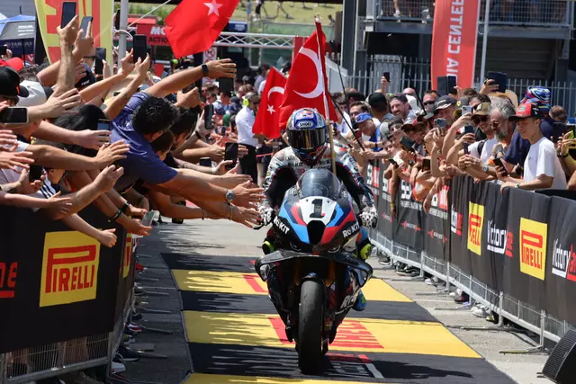 Sieger Toprak Razgatlioglu in der Victory Lane  | Foto: moto - foto