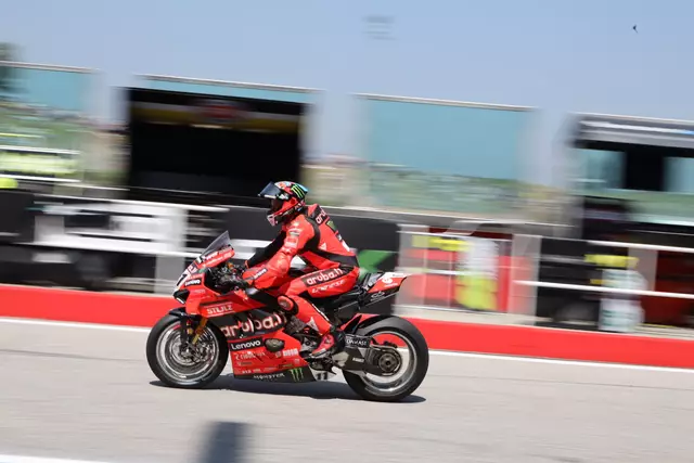 Auch in der Boxengasse einer der Schnellsten - Nicolo Bulega/Ducati | Foto: moto - foto 